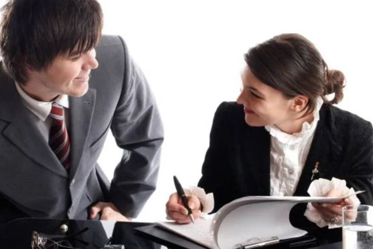 Pessoas trabalhando juntas (Masta4650/Dreamstime.com)