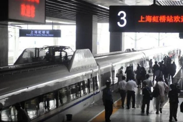 
	Pessoas vendo o trem-bala na esta&ccedil;&atilde;o em Xangai: a linha transportou 40% mais passageiros em seu segundo ano de opera&ccedil;&atilde;o at&eacute; junho
 (ChinaFotoPress/Getty Images)