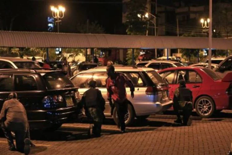 Quênia: pessoas fogem durante ataque ao shopping (Reuters)