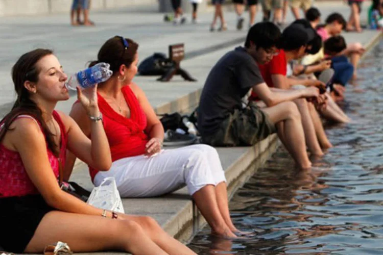 
	Pessoas se refrescam em pra&ccedil;a: ag&ecirc;ncia informou na semana passada que a &aacute;rea continental dos Estados Unidos tiveram seu ano mais quente j&aacute; registrado em 2012
 (AFP/ Yuri Gripas)
