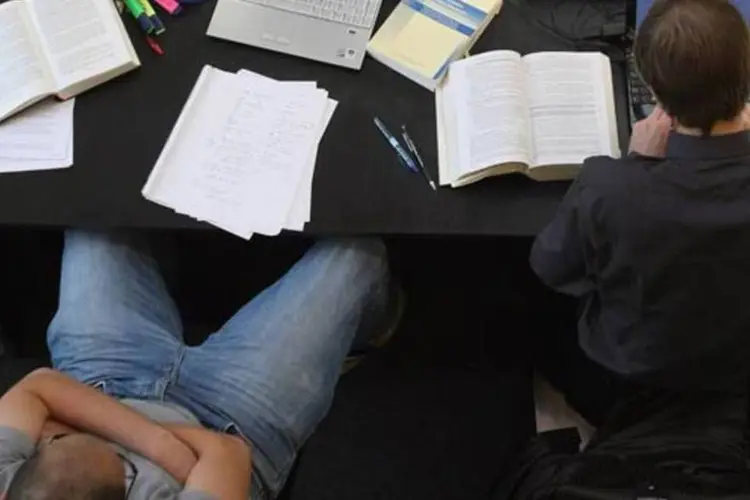 
	Jovens estudando: recorrer a livros e apostilas faltando horas para o concurso gera mais estresse do que aprendizado
 (Getty Images)