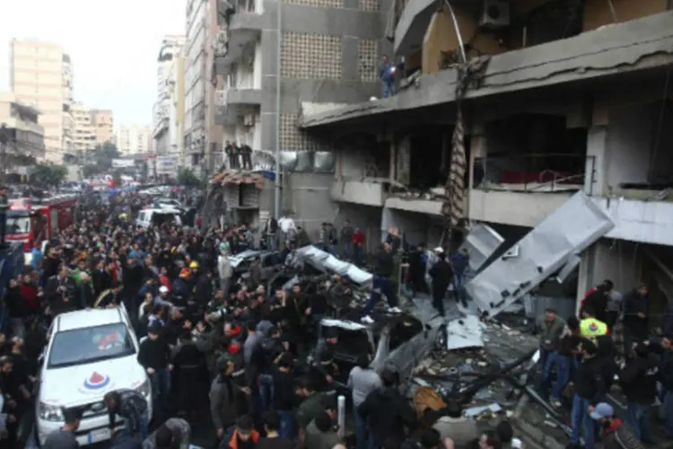 Pessoas ao redor de explosão em Beirute: no atentado de hoje, quatro pessoas morreram e 77 ficaram feridas por causa da explosão de um carro-bomba (REUTERS/Khalil Hassan)