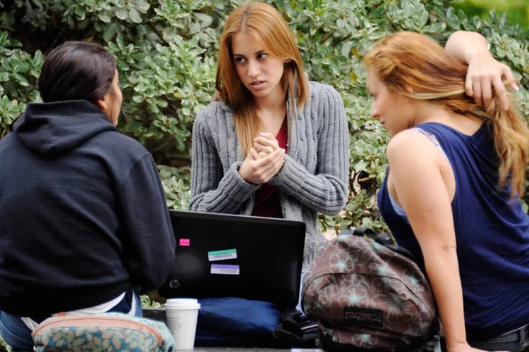 Pessoas conversando (Getty Images)