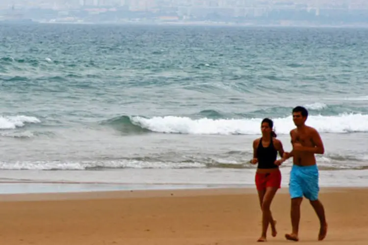 Casal correndo na praia: "oxitocina nos homens tem a capacidade de deixá-los menos agressivos, mais amáveis e com comportamentos sociais mais adequados", explica especialista (Adam Kurzok / Stock Xchng)