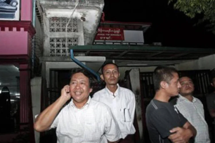 Prisioneiros são libertados em 17 de setembro em Yangon, Mianmar: outro funcionário, que pediu o anonimato, informou que 450 detidos estariam incluídos na anistia (©AFP / Ye Aung Thu)