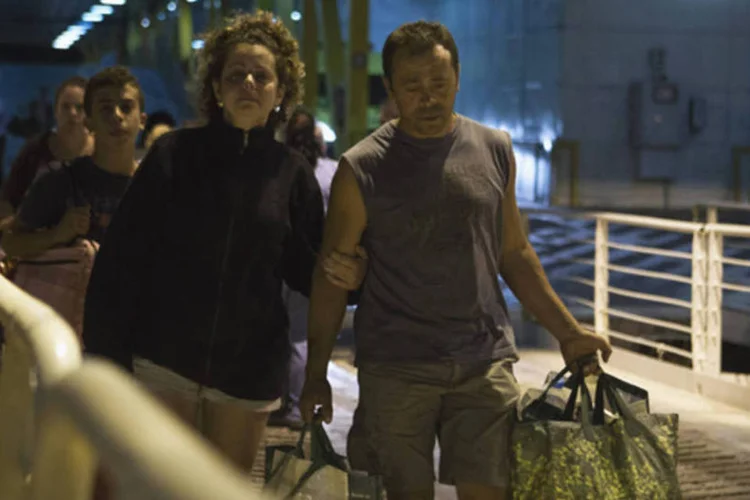Pessoas desembarcam de balsa após evacuação: na madrugada passada, mais de 900 pessoas foram retiradas em dois barcos do Valle Gran Rey a San Sebastián de la Gomera (REUTERS)