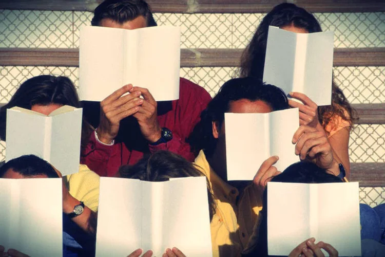 Pessoas lendo: treino de 8 minutos já traz resultados ligados à compreensão, concentração e velocidade de leitura (Thinkstock)