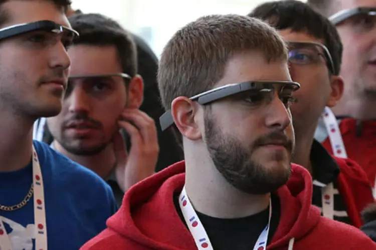 
	Pessoas testam o Google Glass: &oacute;culos de realidade aumentada do Google pode ganhar concorrente da Microsoft
 (Justin Sullivan/Getty Images)