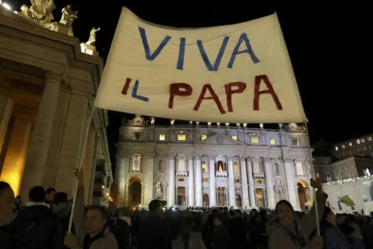 
	Pessoas comemoram elei&ccedil;&atilde;o papal no Vaticano:&nbsp;a Argentina estar&aacute; representada na missa inaugural do papa Francisco por uma ampla delega&ccedil;&atilde;o liderada pela presidente, Cristina Kirchner.
 (REUTERS)