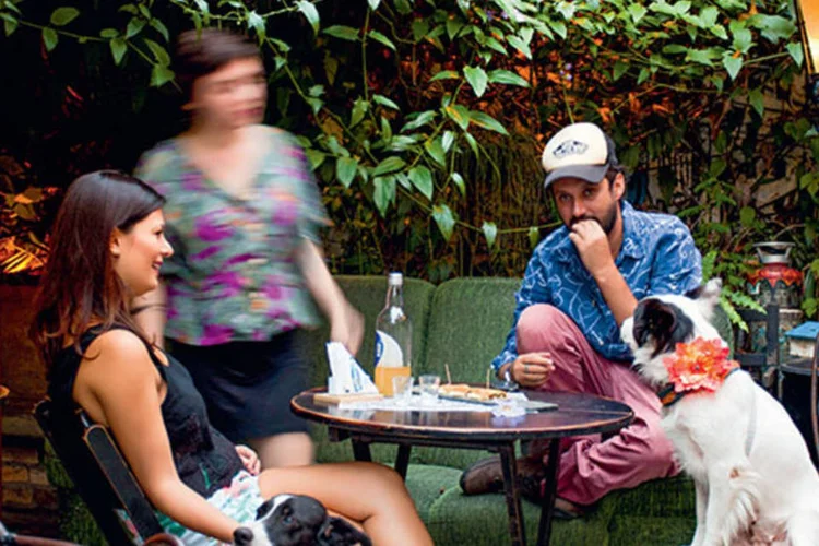 No pátio do restaurante Casa de Maria Madalena, os clientes de quatro patas são recepcionados com água e ração enquanto os donos ouvem jazz e MPB ao vivo (Casa.com.br/ Marco Antonio)