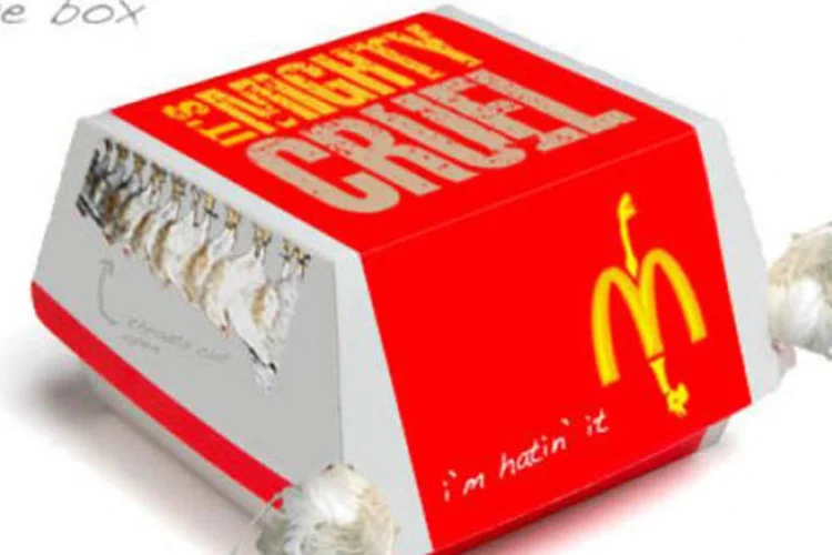 Desde a campanha da PETA “McCruelty”, em 2000, o McDonald's fez algumas melhorias de bem-estar animal, mas recusa eliminar outros procedimentos de abate. (Divulgação/PETA)