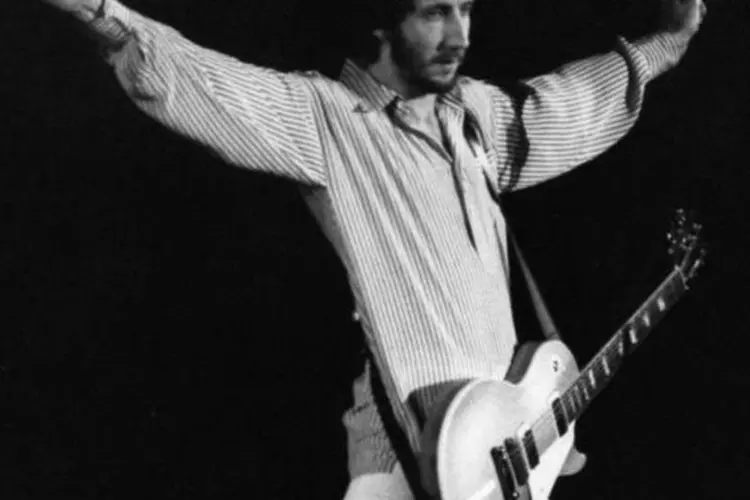Pete Townshend, guitarrista e compositor do The Who, em show de 1975 (Evening Standard/Getty Images)