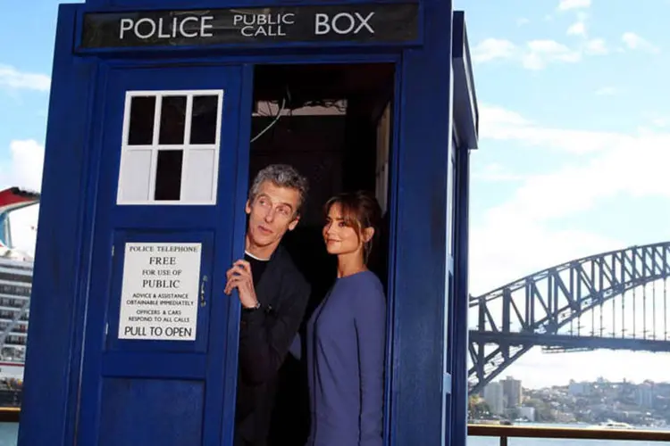 Peter Capaldi, o novo protagonista de Doctor Who, posa com Jenna Coleman em Sydney (Lisa Maree Williams/Getty Images)