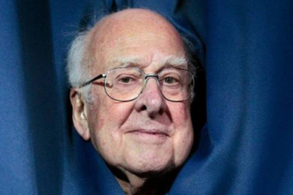 Peter Higgs se diz "assombrado" por ter ganho Nobel