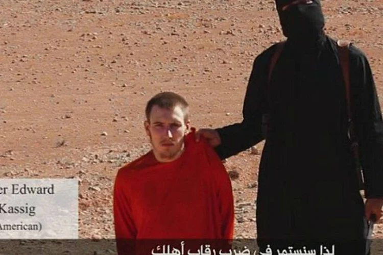 
	Peter Kassig: no final de uma grava&ccedil;&atilde;o de 15 minutos, um extremista do EI aponta para uma cabe&ccedil;a ensanguentada e diz que era a de Kassig
 (YouTube)