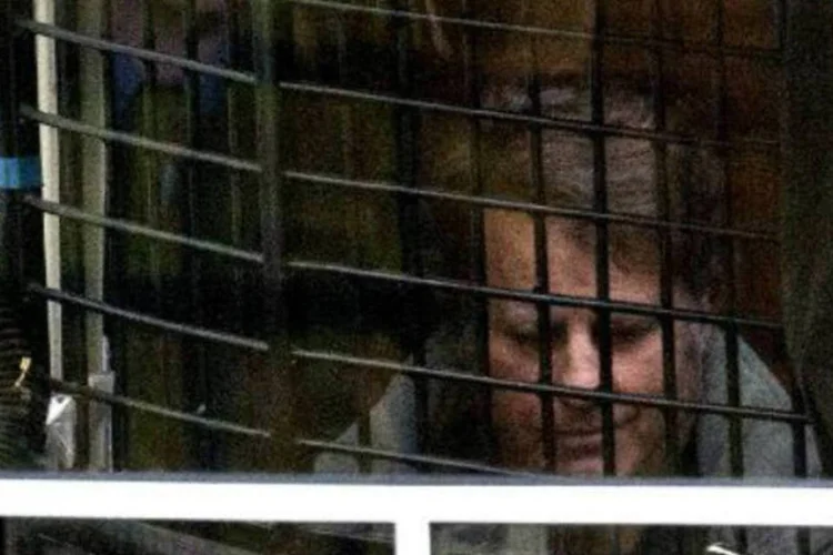 
	Peter Willcox, o capit&atilde;o do &quot;Artic Sunrise&quot;: capit&atilde;o j&aacute; foi condenado a pagar uma multa de 20.000 rublos (450 euros) por se negar a obedecer autoridades (AFP)