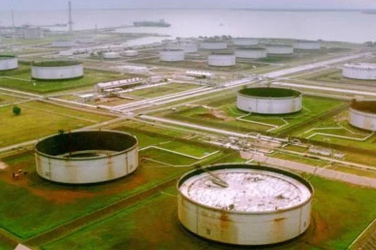 Campo petrolífero do Delta do Níger, na Nigéria: acidentes são recorrentes e passam impunes pelo governo de leis ambientais inexpressivas.  (.)