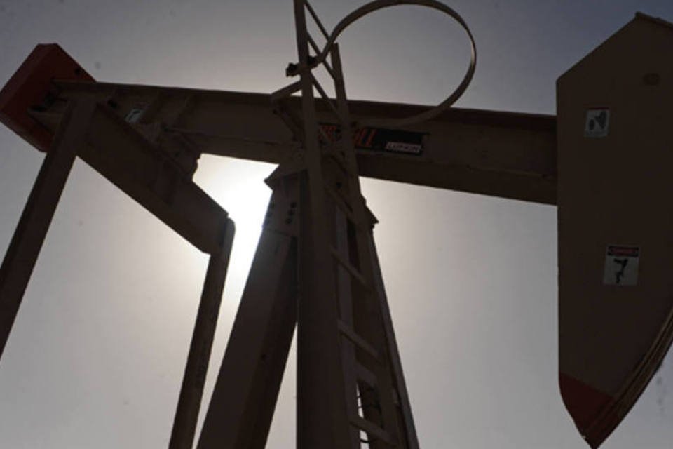 Petróleo fecha em alta com demanda sazonal