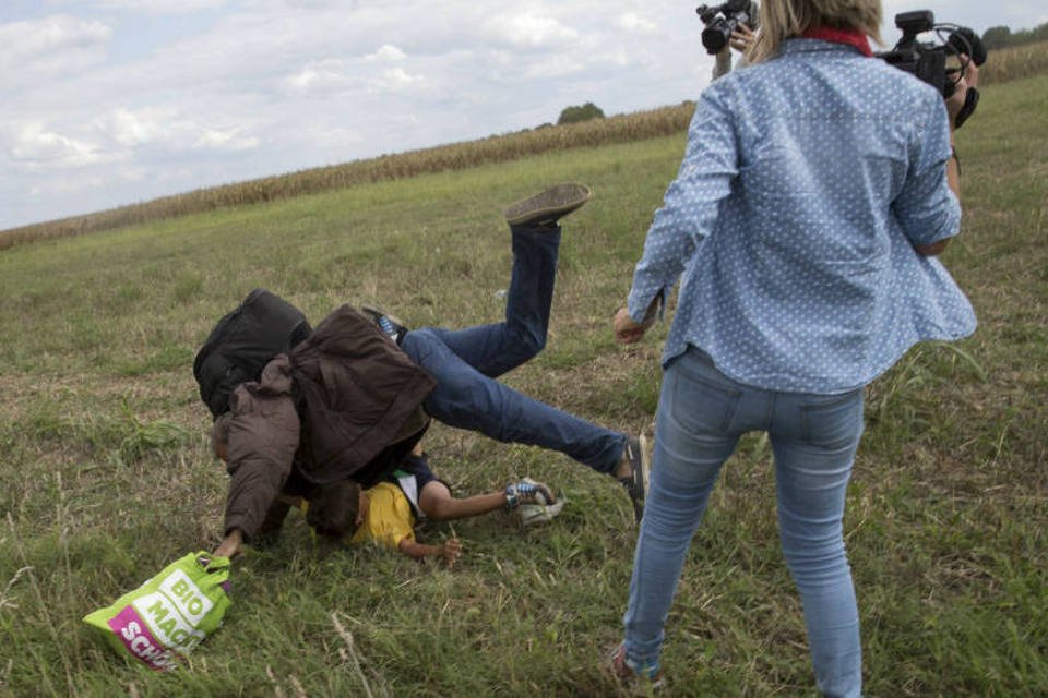Jornalista húngara que agrediu migrantes é indiciada