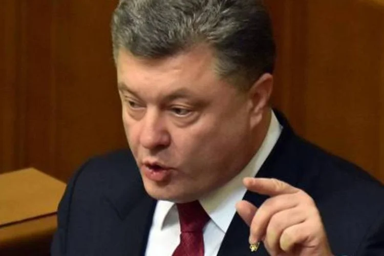 
	O presidente da Ucr&acirc;nia, Petro Poroshenko: emendas legislativas foram propostas por Poroshenko e aprovadas com votos de 303 deputados
 (Sergei Supinsky/AFP)