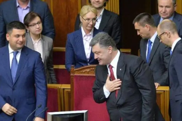 O presidente Petro Poroshenko agradece aos deputados do Parlamento Europeu após a ratificação do acordo (Genya Savilov/AFP)