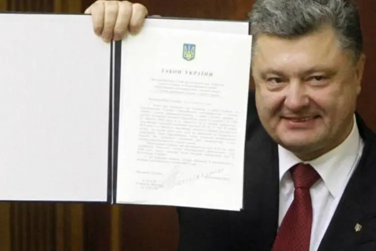 
	Presidente da Ucr&acirc;nia, Petro Poroshenko: &ldquo;Obrigado, Europa, por este b&ocirc;nus multibilion&aacute;rio&rdquo;
 (Valentyn Ogirenko/Reuters)