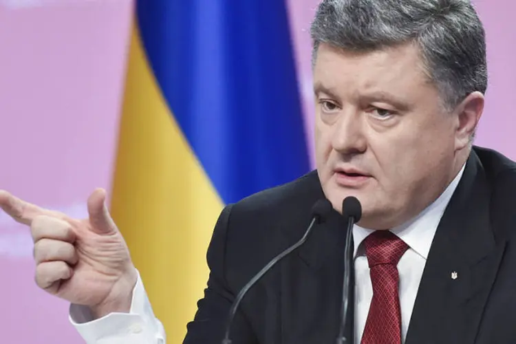 
	Poroshenko: o cumprimento pleno do cessar-fogo possibilitou o come&ccedil;o da retirada de tanques e do armamento de calibre inferior a 100 mm da linha de separa&ccedil;&atilde;o de for&ccedil;as
 (Ukrainian Presidential Press Service/Mykola Lazarenko/Handout via Reuters)