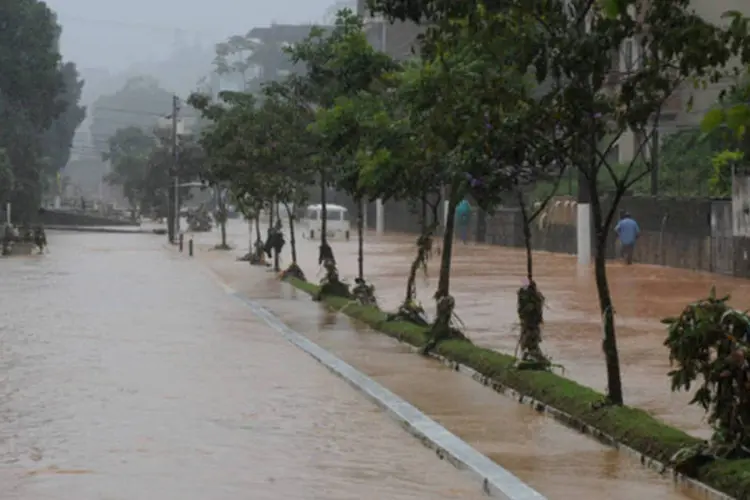 
	Chuvas em Petr&oacute;polis: de acordo com o Inmet, a precipita&ccedil;&atilde;o deve superar o limite de 60 mil&iacute;metros, considerado o m&aacute;ximo para um per&iacute;odo de 24 horas
 (Tânia Rêgo/ABr)