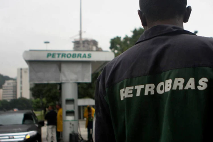 
	Posto de Petrobras: diretoria aprovou uma nova pol&iacute;tica de pre&ccedil;os que prev&ecirc; reajustes autom&aacute;ticos e peri&oacute;dicos de combust&iacute;veis
 (Dado Galdieri/Bloomberg)