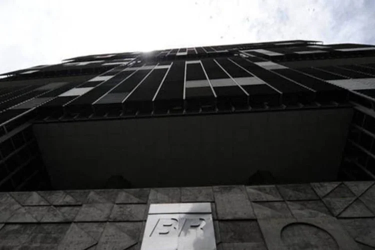 
	Sede da Petrobras no Rio de Janeiro: al&eacute;m da refinaria dos EUA, a Petrobras pretende vender refinarias na Argentina e havia colocado &agrave; venda a refinaria no Jap&atilde;o.
 (AFP/ Vanderlei Almeida)