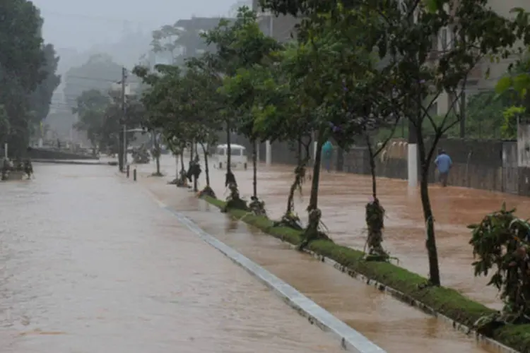 Chuvas em Petrópolis: de acordo com Sérgio Cabral, máquinas do Instituto Estadual do Ambiente e da Secretaria Estadual de Agricultura foram deslocadas para Petrópolis. (Tânia Rêgo/ABr)