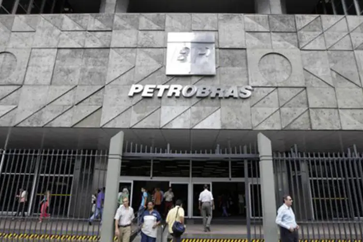 
	Pessoas entram e saem da sede da Petrobras no Rio de Janeiro: a empresa n&atilde;o comentou as den&uacute;ncias
 (REUTERS/Bruno Domingos)