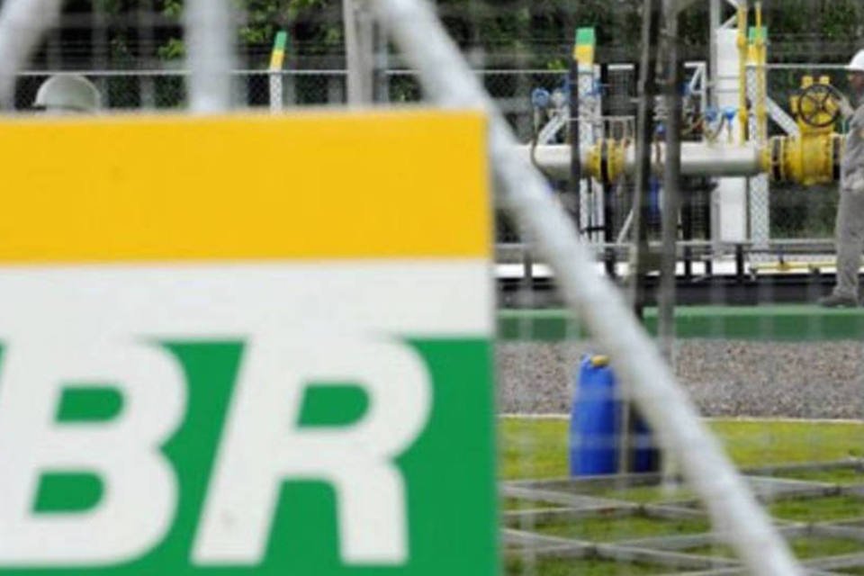 Operação busca suspeitos de furtar petróleo da Petrobras no Rio