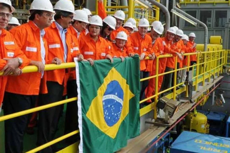 Dilma e ministros em instalações da Petrobras (Divulgação/Petrobras)