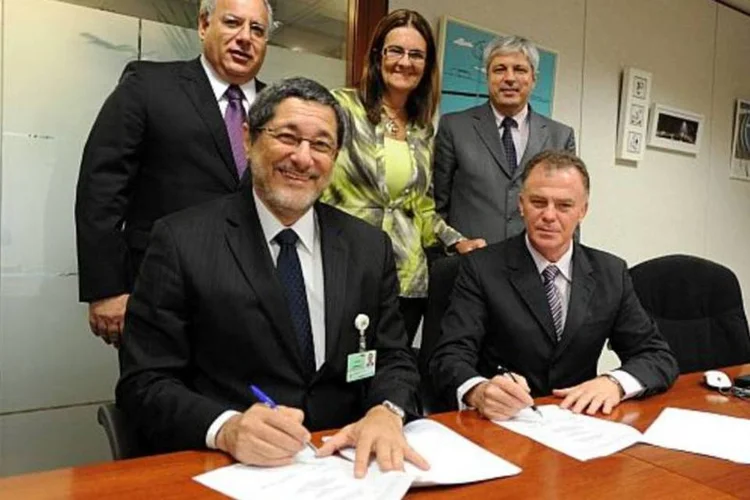 Fábrica de fertilizantes: presidente da Petrobras, Sergio Gabrielli, e governador do Espírito Santo, Renato Casagrande, assinam protocolo de intenções (Agência Petrobras)