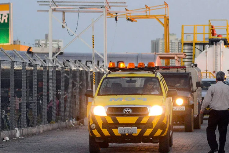 Um comboio de carros, um contendo os corpos de vítimas de uma explosão da plataforma Cidade São Mateus, afretada pela Petrobras  (REUTERS/Gabriel Lordello)