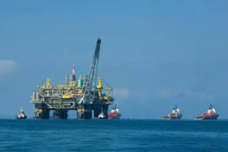Plataforma da Petrobrás no RJ: exploração de petróleo também é feita pela companhia em Angola (.)