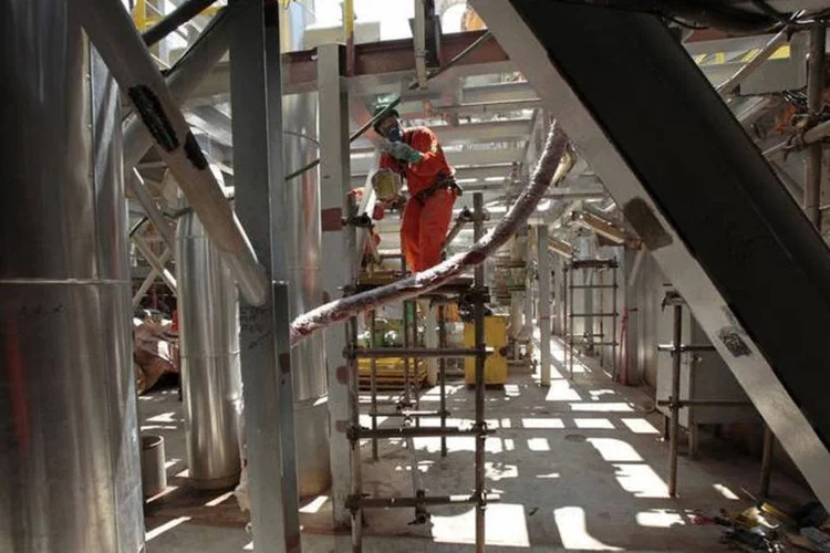 
	Funcion&aacute;rio em uma plataforma da Petrobras: dos 17 processos abertos, apenas seis ainda est&atilde;o em andamento
 (Sérgio Moraes/Reuters)