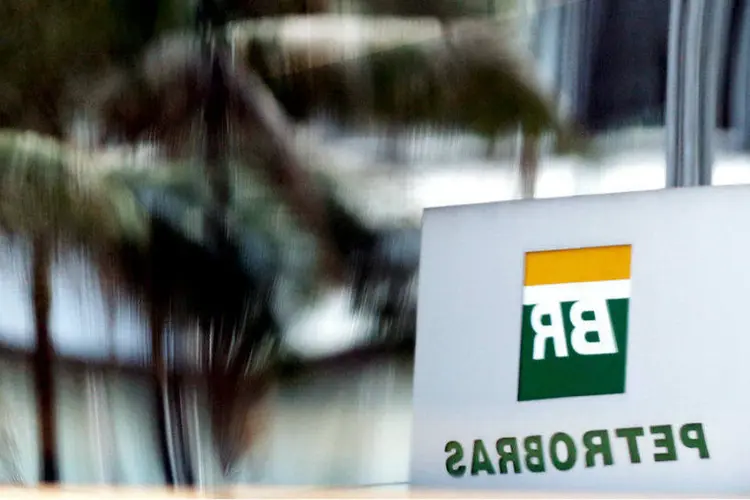 
	Logo da Petrobras invertido: afirma&ccedil;&atilde;o foi realizada pouco ap&oacute;s a ag&ecirc;ncia rebaixar a nota de cr&eacute;dito do Brasil de &quot;BBB&quot; para &quot;BBB-&quot;
 (REUTERS/Paulo Whitaker)