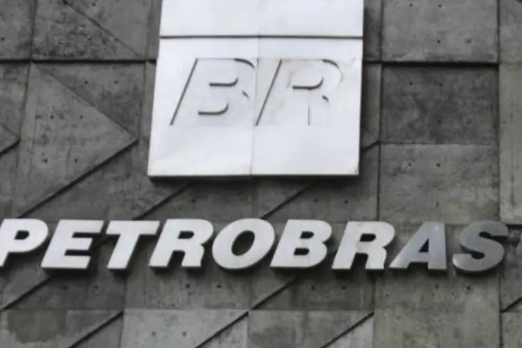 
	Petrobras: &agrave;s 10h30, as preferenciais da Petrobras avan&ccedil;avam 5,38 por cento, enquanto as ordin&aacute;rias disparavam 5,86 por cento
 (Tânia Rêgo/Agência Brasil)