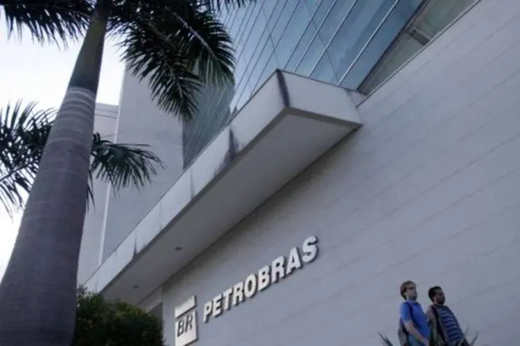
	A Petrobras disse em junho que pretendia levantar at&eacute; US$ 14,8 bilh&otilde;es em cortes de custos e vendas principalmente no exterior
 (Ricardo Moraes/Reuters)