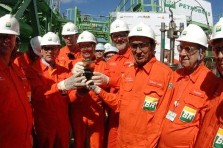 Petrobras pode levantar, inicialmente, até 111,63 bilhões de reais (.)
