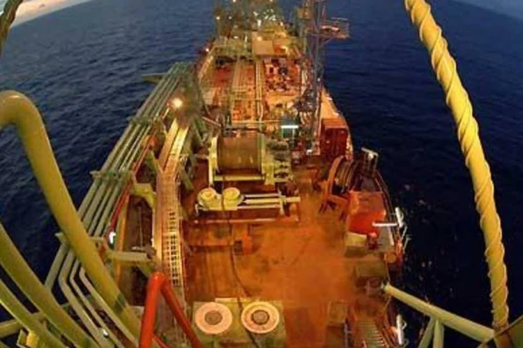 Novas ações da petrolífeira encerram seu primeiro pregão em leve alta, após dias de oscilação (.)