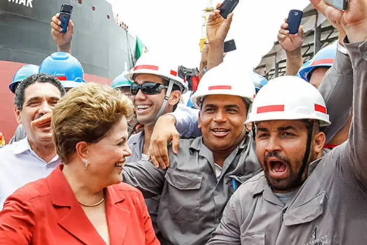 
	Dilma Rousseff em cerim&ocirc;nia no Estaleiro Atl&acirc;ntico Sul: &quot;A Petrobras &eacute; maior do que qualquer um de n&oacute;s, tem o tamanho do Brasil&quot;
 (Roberto Stuckert Filho/PR)
