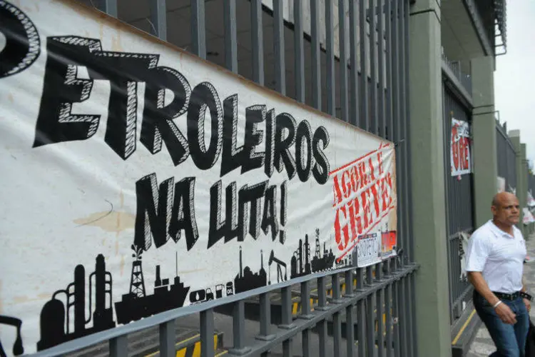 
	Faixas de greve colocadas na sede da Petrobras, no centro do Rio, durante paralisa&ccedil;&atilde;o de petroleiros
 (Fernando Frazão/ Agência Brasil)