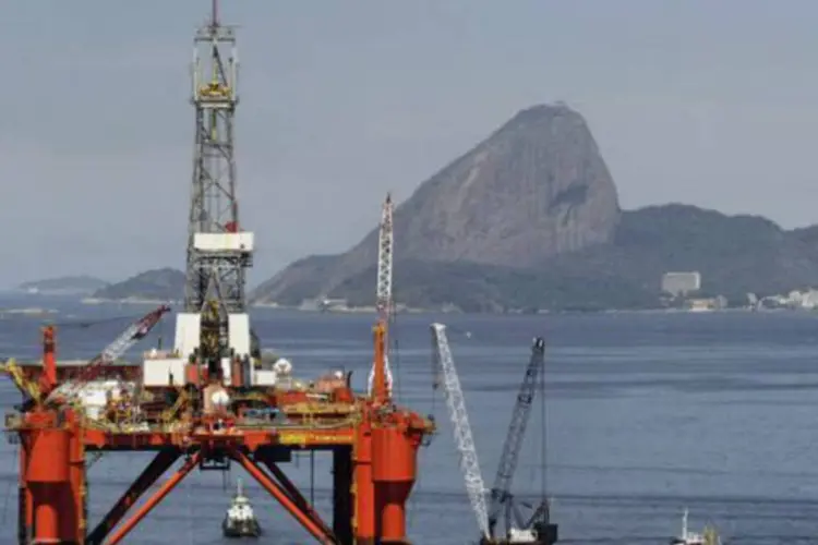 
	Plataforma de petr&oacute;leo da Petrobras vista na ba&iacute;a de Guanabara, no Rio de Janeiro: com isso, ser&atilde;o oito novas unidades de produ&ccedil;&atilde;o em 2013, contra as sete previstas anteriormente
 (REUTERS/Bruno Domingos)