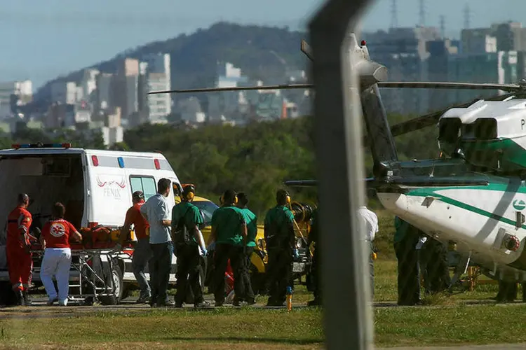 Uma pessoa é resgatada da plataforma FPSO Cidade de São Mateus, afretada pela Petrobras, e colocada numa ambulância por paramédicos no aeroporto de Vitória (REUTERS/Rodrigo Gavini)