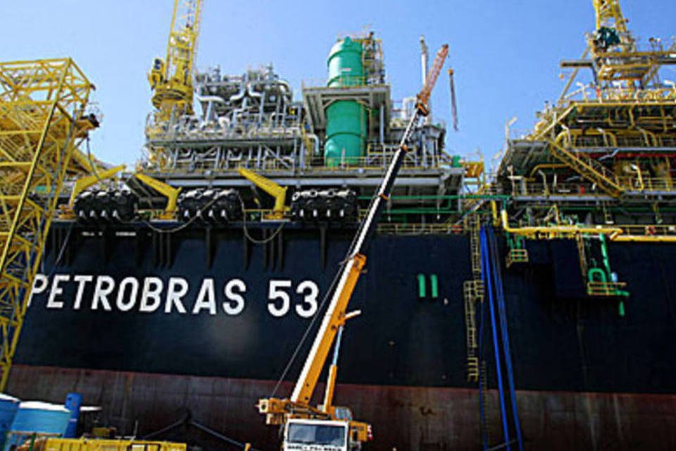 Ações da Petrobras oscilam forte com definição do barril da capitalização