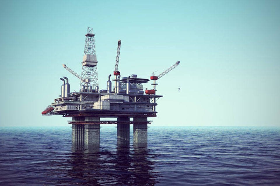 AIE diz que oferta excessiva de petróleo continuará em 2016