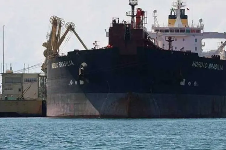 Navio petroleiro no Terminal Marítimo Almirante Barros (Tebar), em São Sebastião, SP (Wikimedia Commons)